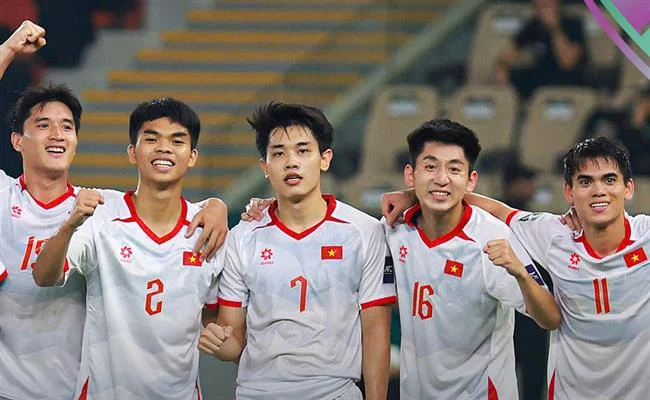 Hình ảnh cầu thủ bóng rổ đang úp rổ